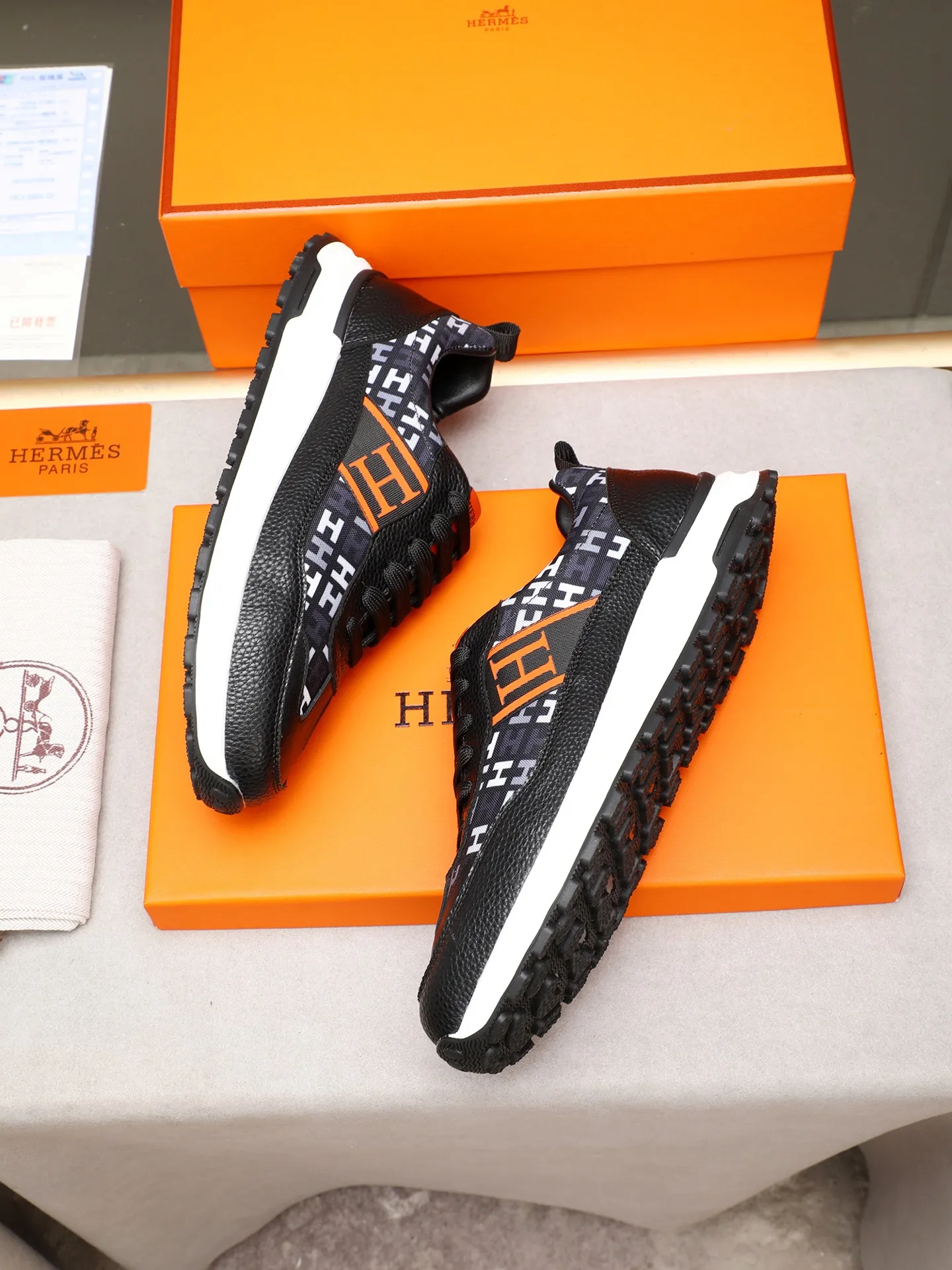 📛📛📛Men's shoes💰P400 (Hermes)🆕Men's color-blocked sneakers, with textured calfskin details. Spliced ​​with original cowhide, this shoe draws inspiration from the equestrian world, integrating technical details and practical functions. Breathable sheep lining, original combination outsole, high-end quality, and every detail is perfectly combined! Size: 38-44 (45 can be customized)